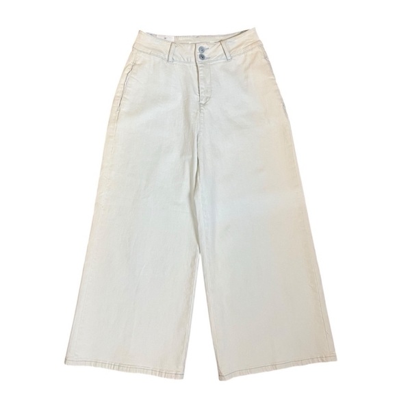 Like New a loves a high rise crop denim jeans. - Picture 1 of 6